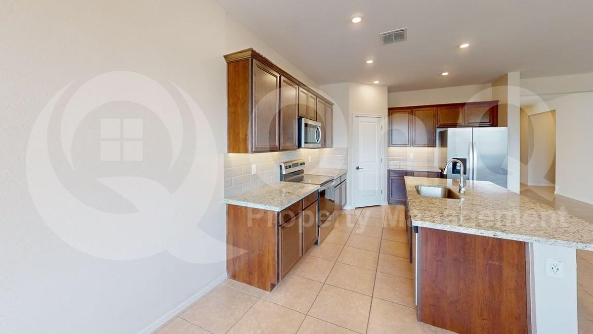 2039 E Piedmont Pl - Photo 5 of 25