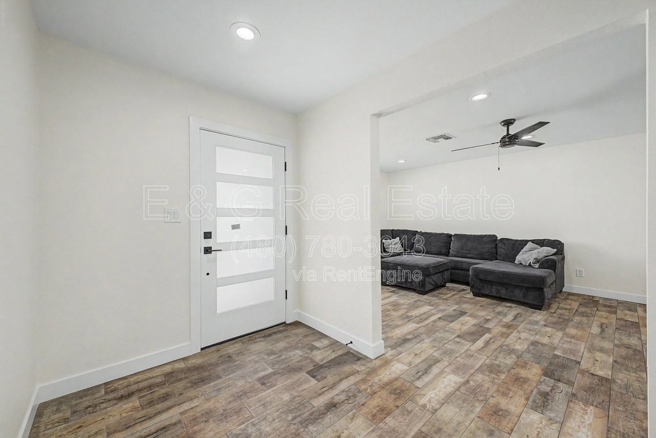 2174 E Palmcroft Dr - Photo 3 of 26