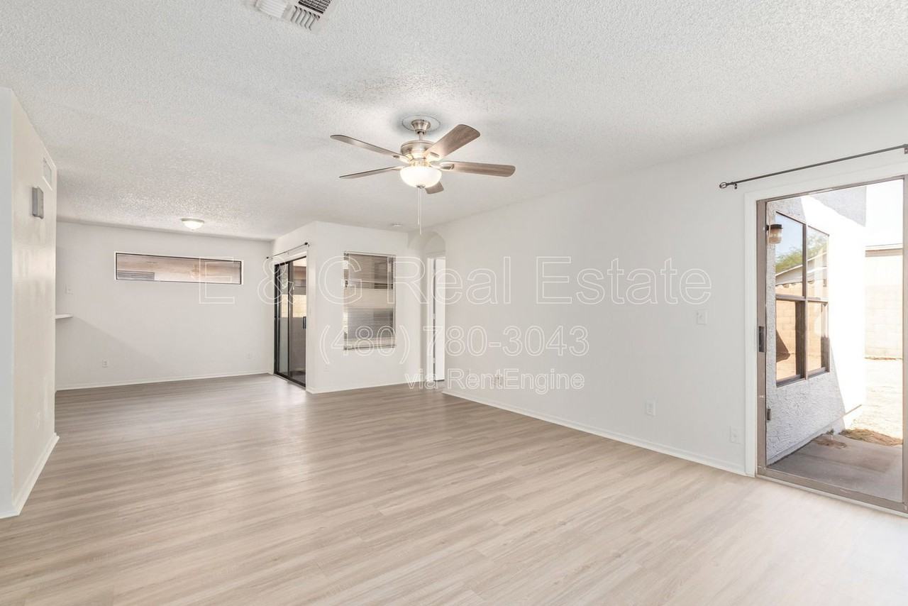 8714 W Amelia Ave - Photo 3 of 23
