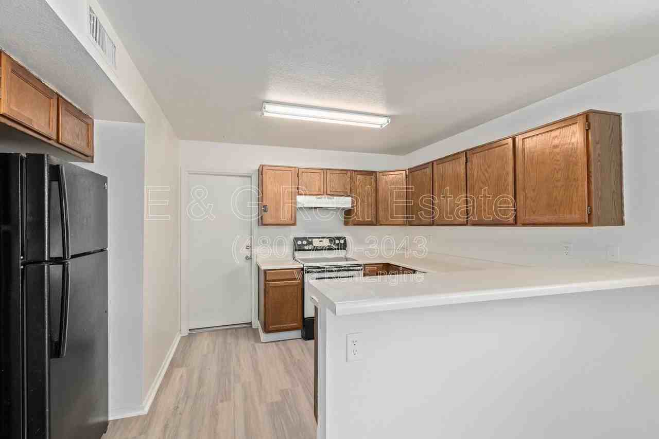 8714 W Amelia Ave - Photo 5 of 23