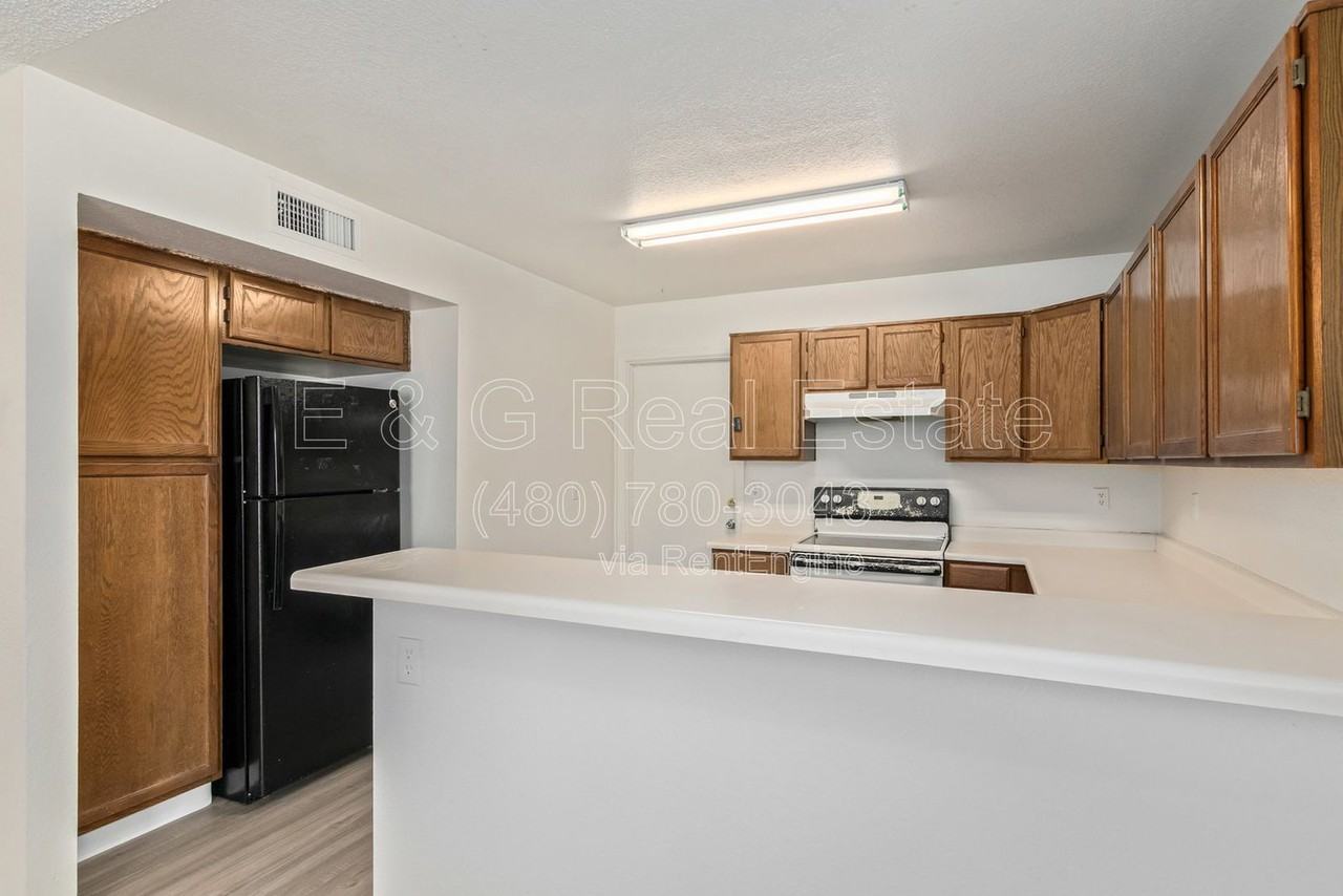 8714 W Amelia Ave - Photo 6 of 23