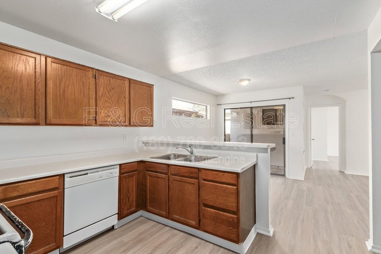 8714 W Amelia Ave - Photo 7 of 23
