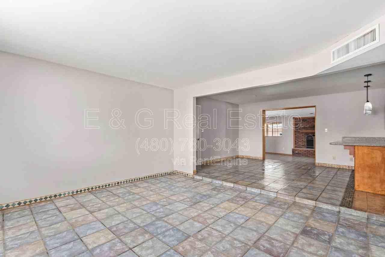 1918 E Palmcroft Dr - Photo 4 of 32