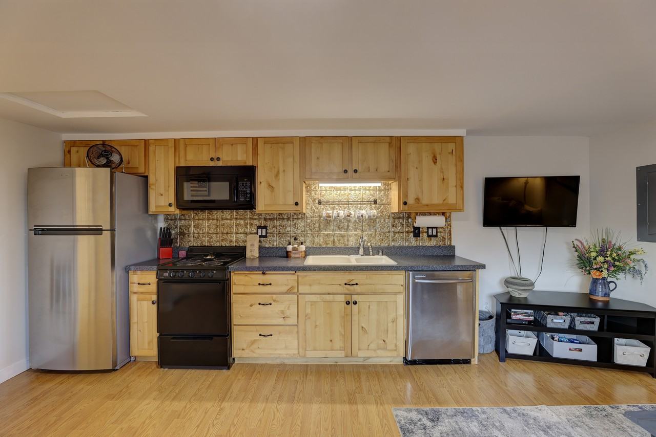 595 Wyoming Ave #A - Photo 4 of 36