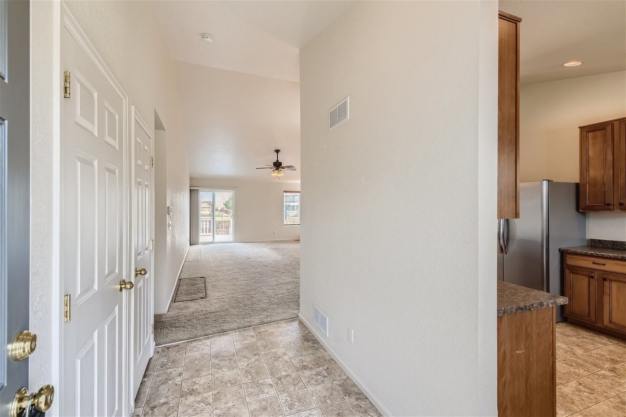 5735 Prairie Cir - Photo 3 of 23