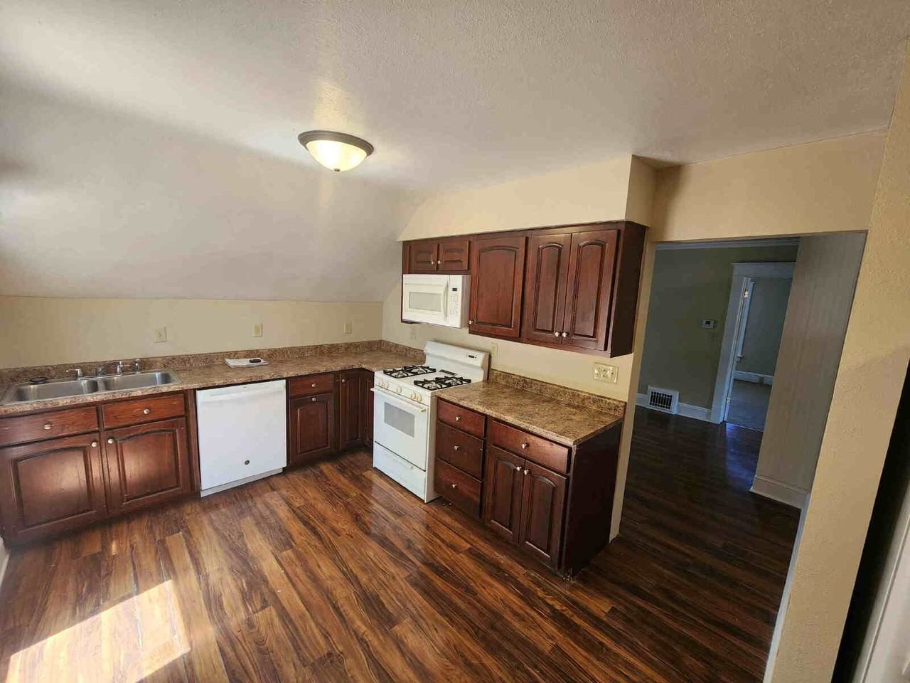 143 Brockway Ave - Photo 4 of 13