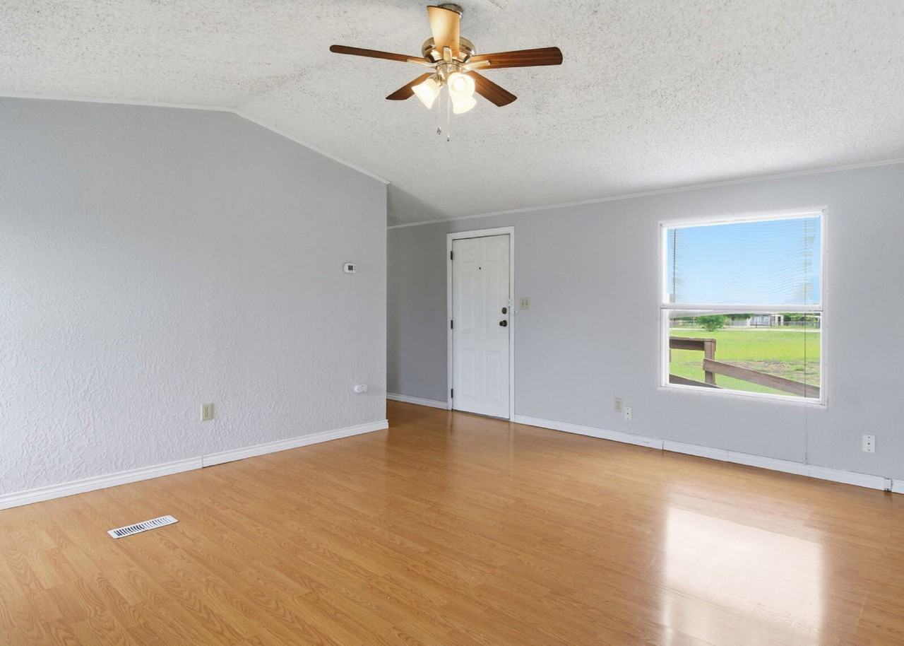 318 Dewey Ln - Photo 6 of 28