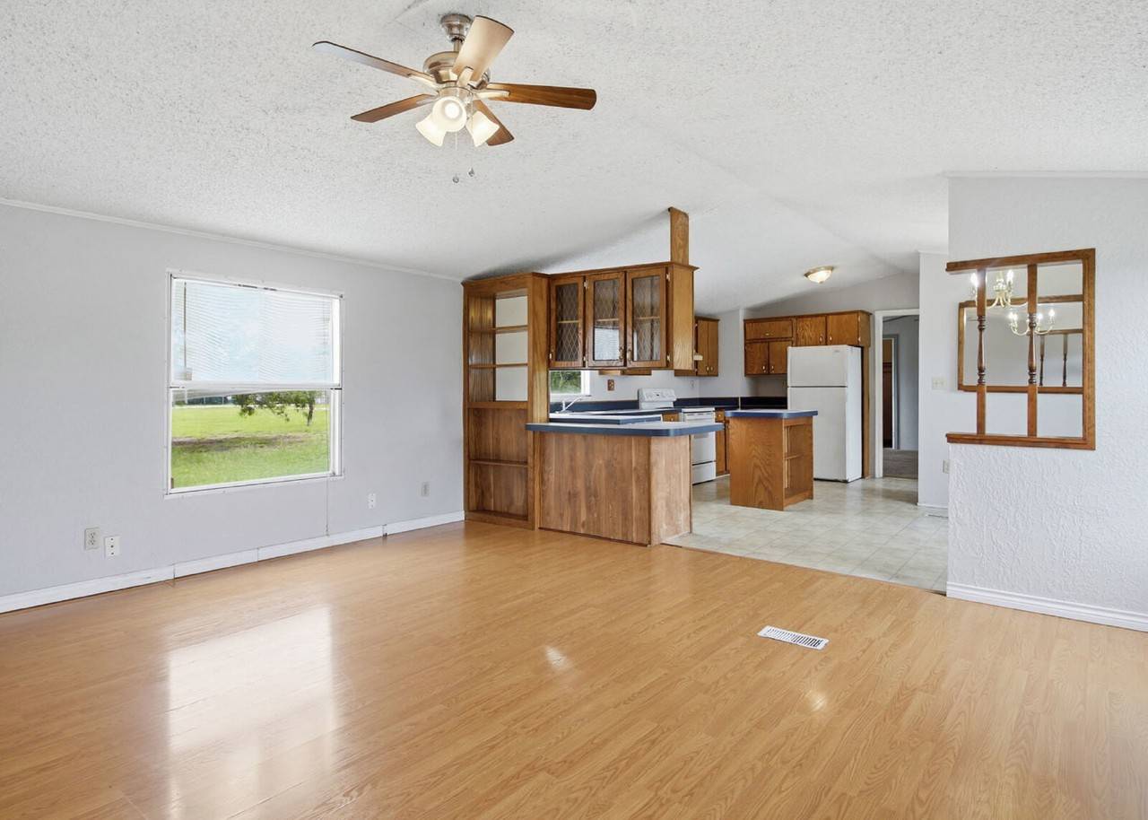 318 Dewey Ln - Photo 7 of 28