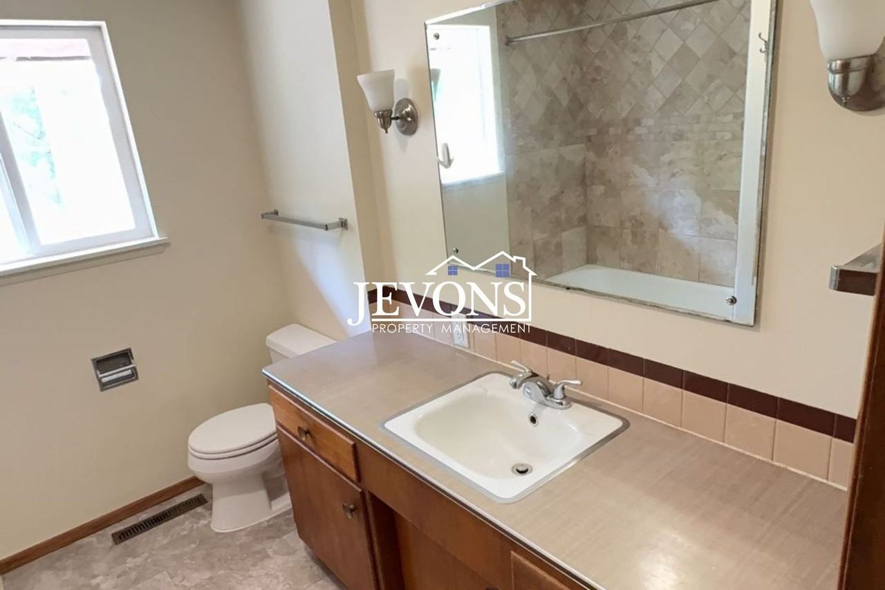 15242 29th Ave S - Photo 4 of 24