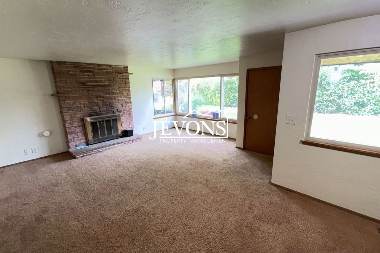 15242 29th Ave S - Photo 5 of 24