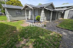 featured image of 1017 1/2 E Spruce St
