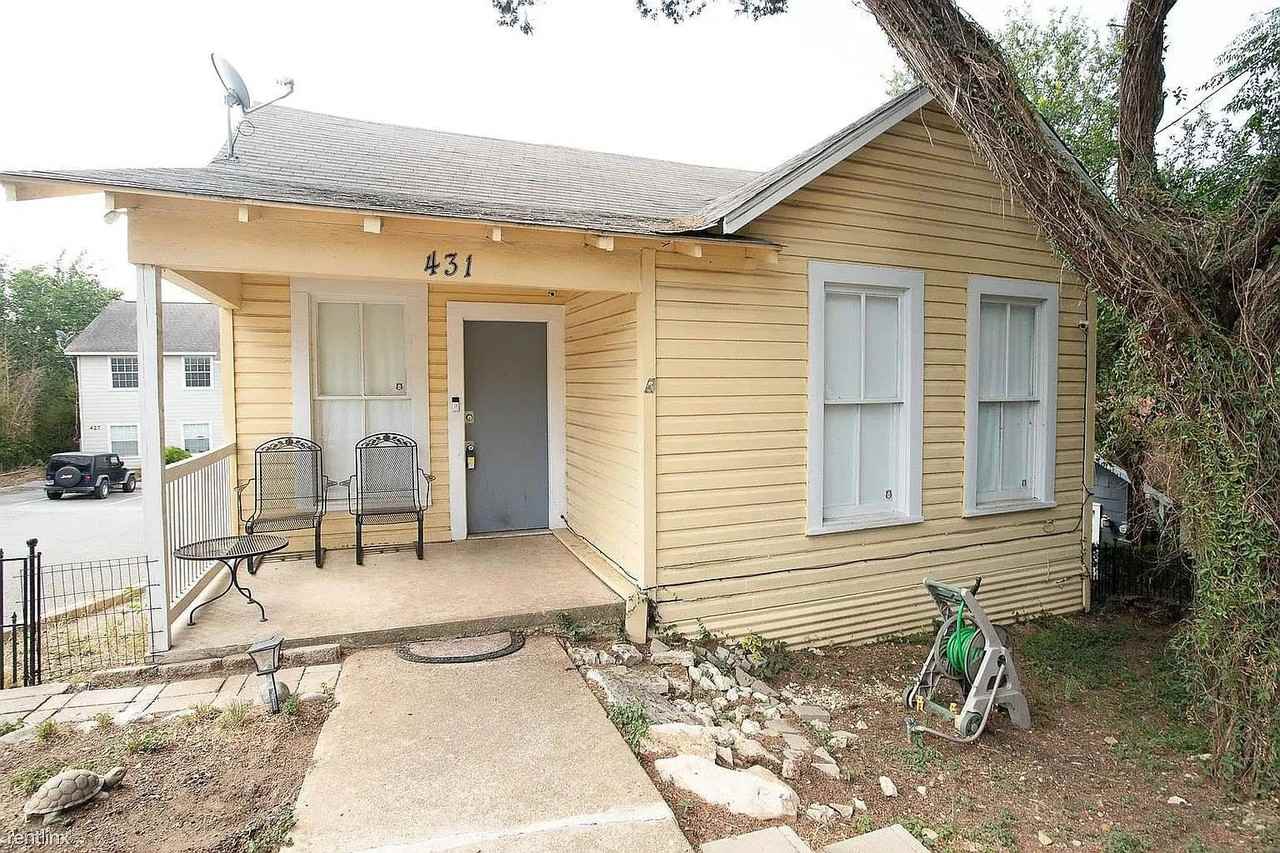 431 Lindsey St - Photo 2 of 10
