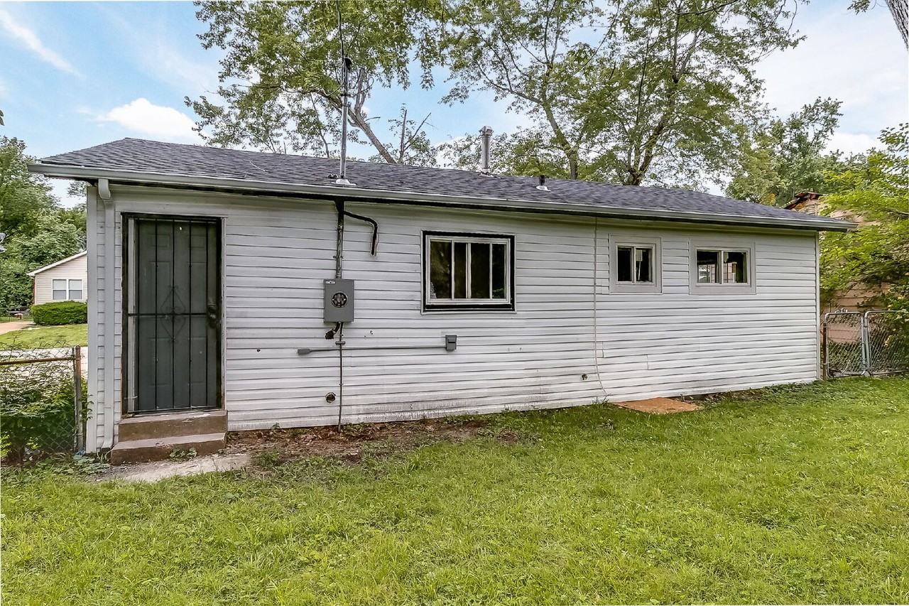 10348 Earl Dr - Photo 3 of 19