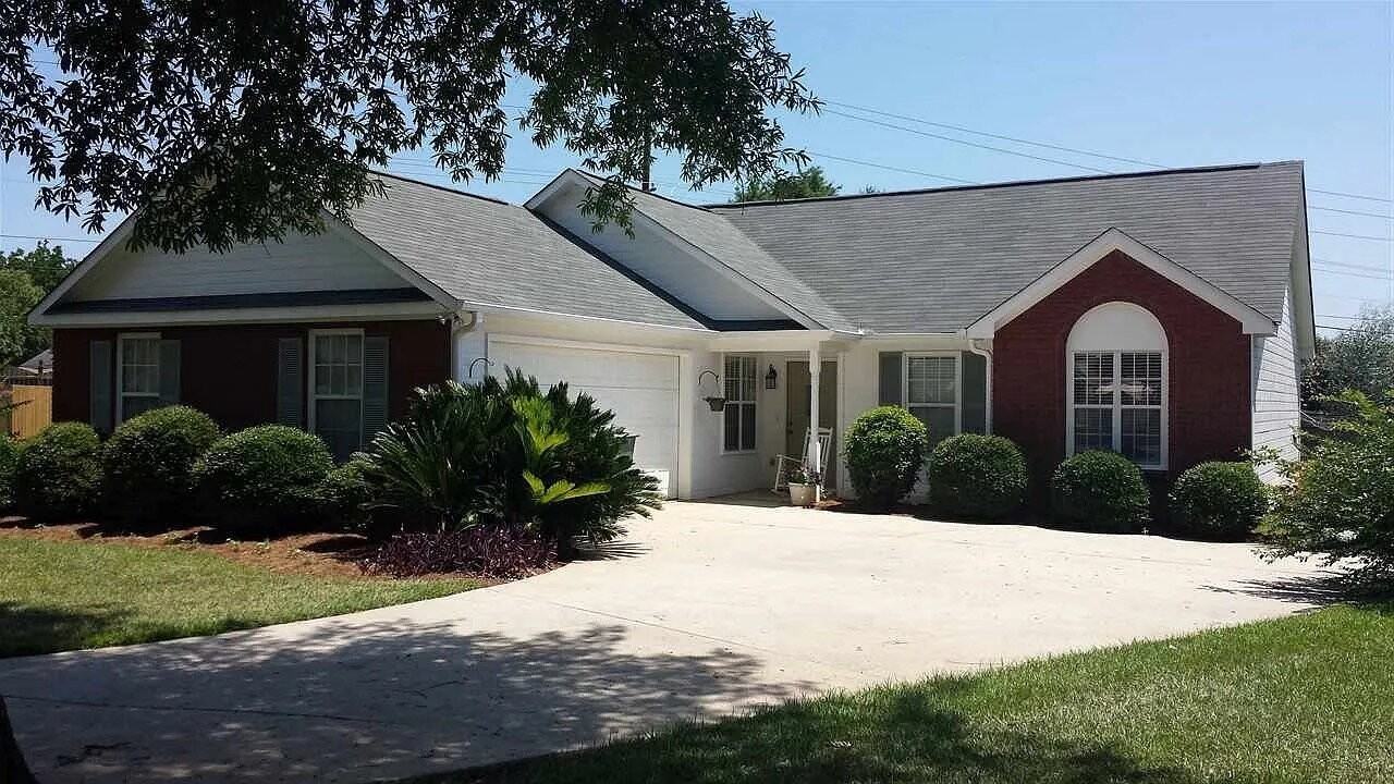 114 Mayfair Cir - Photo 2 of 13