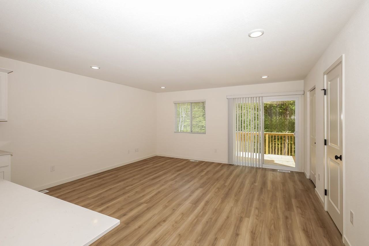 1405 Ridgeview Dr - Photo 7 of 30
