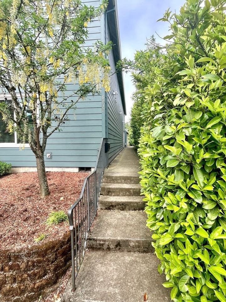 6935 N Maryland Ave - Photo 2 of 27