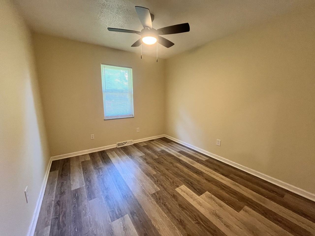 307 Sunset Ln - Photo 4 of 11