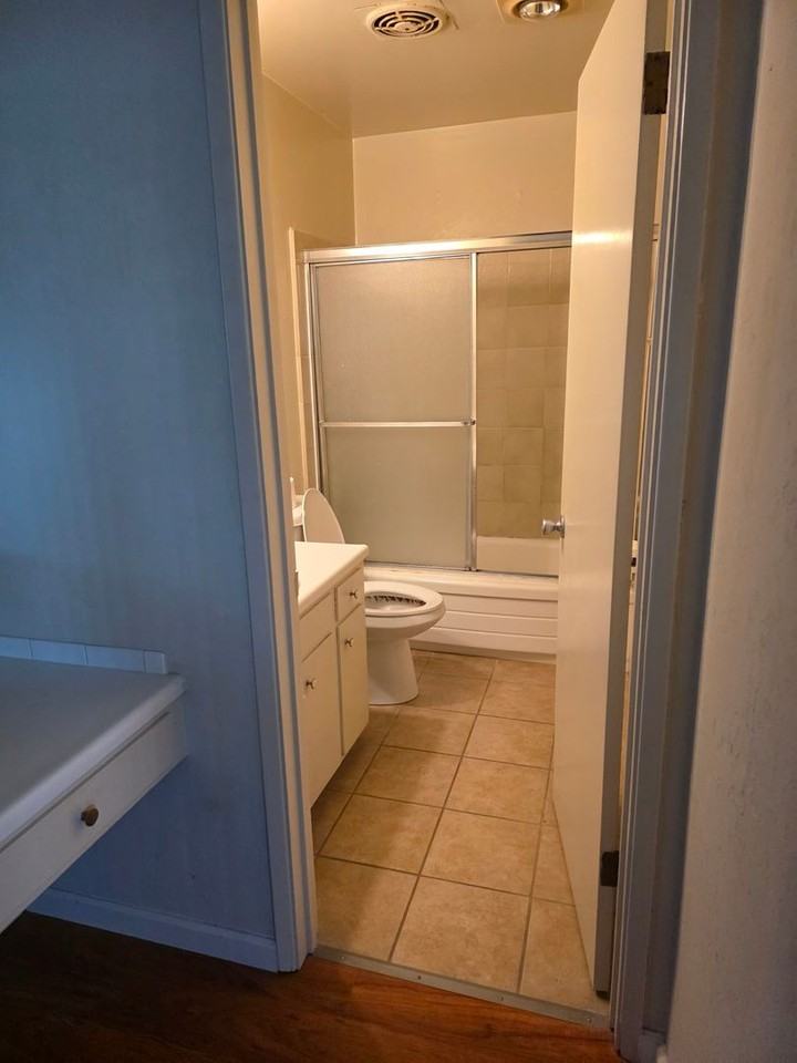 4033 Hamilton Ave Apt E7 #E7 - Photo 5 of 8
