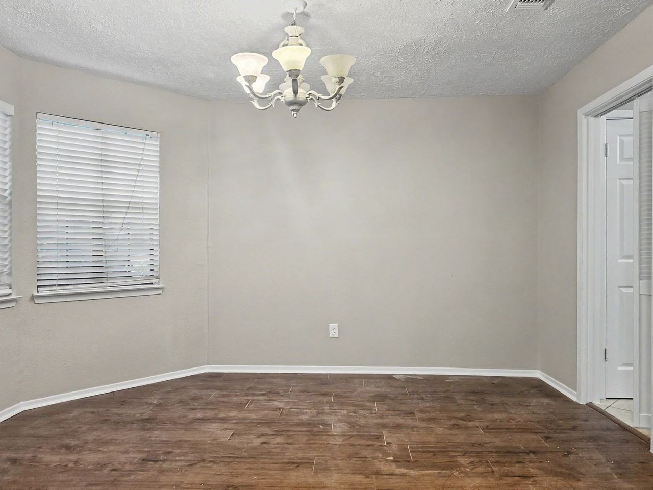 22511 Braken Manor Ln - Photo 3 of 17