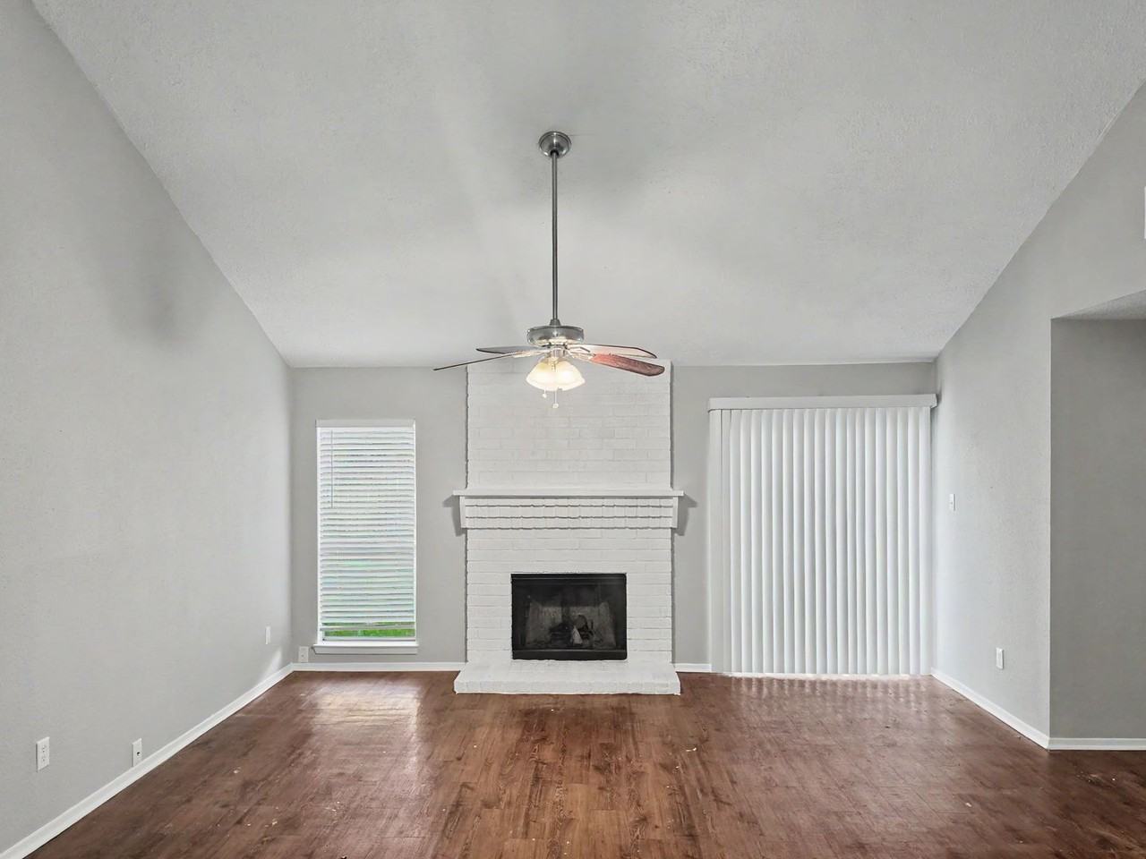 22511 Braken Manor Ln - Photo 4 of 17