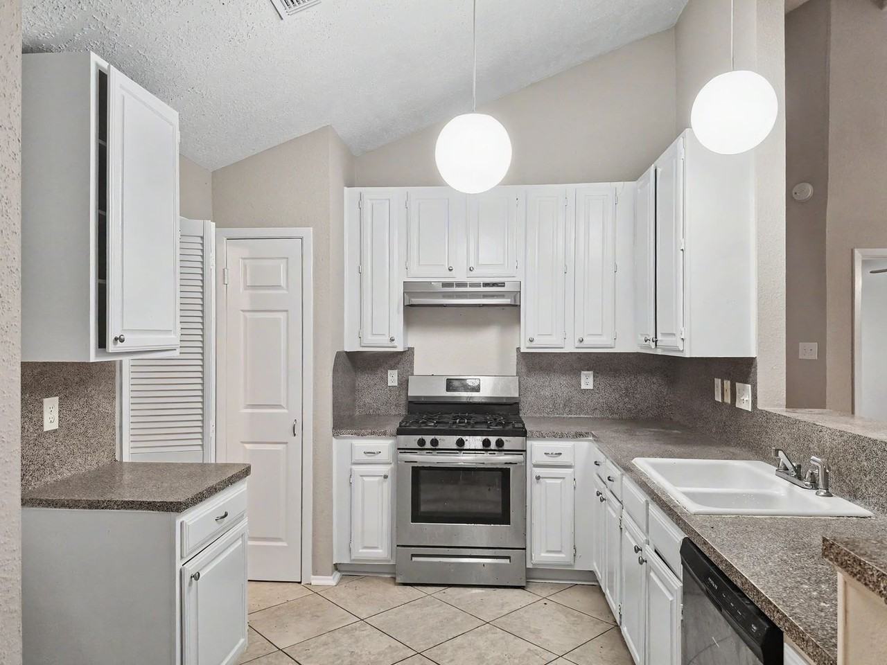 22511 Braken Manor Ln - Photo 7 of 17