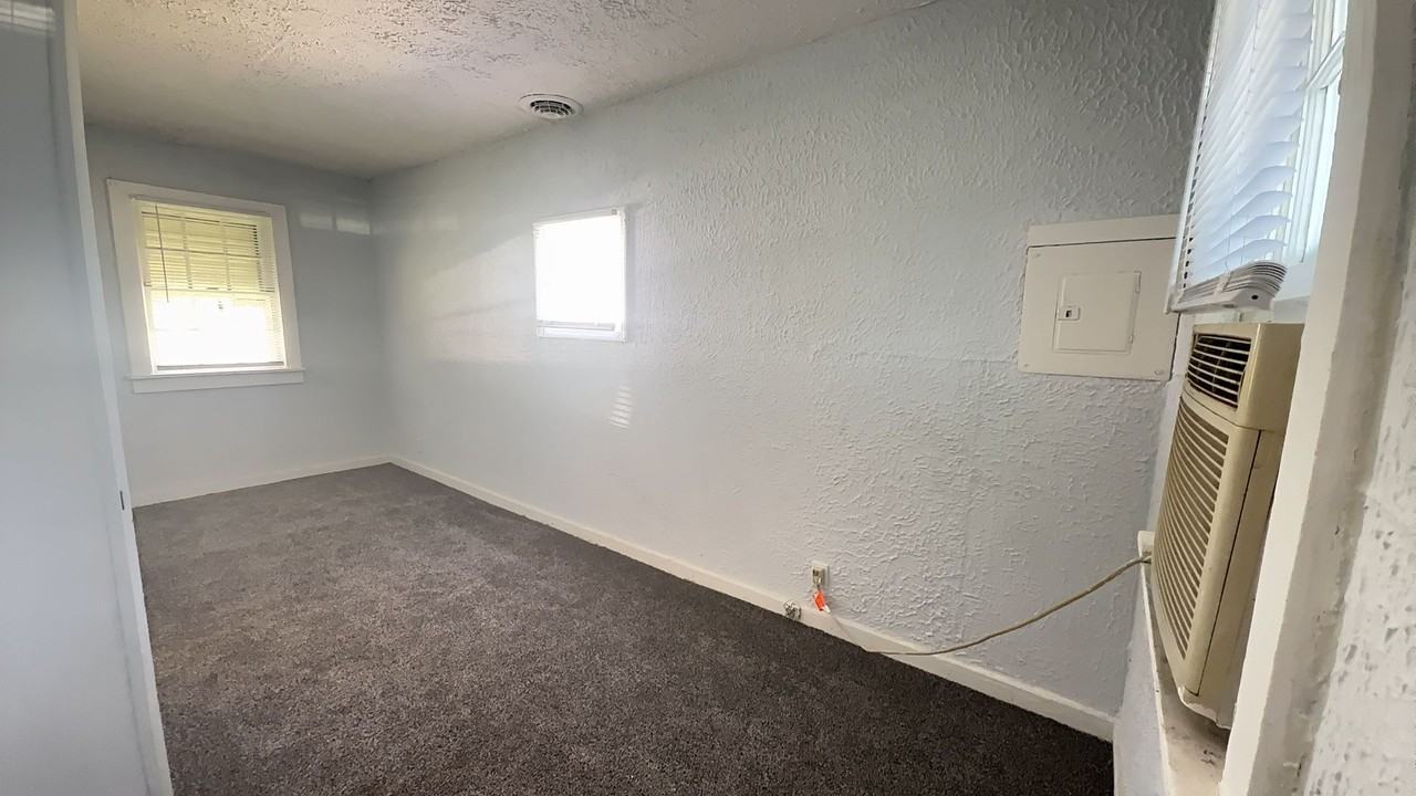 1921 & 1923 S Hackley St (Wynn Funds LLC) - Photo 4 of 9