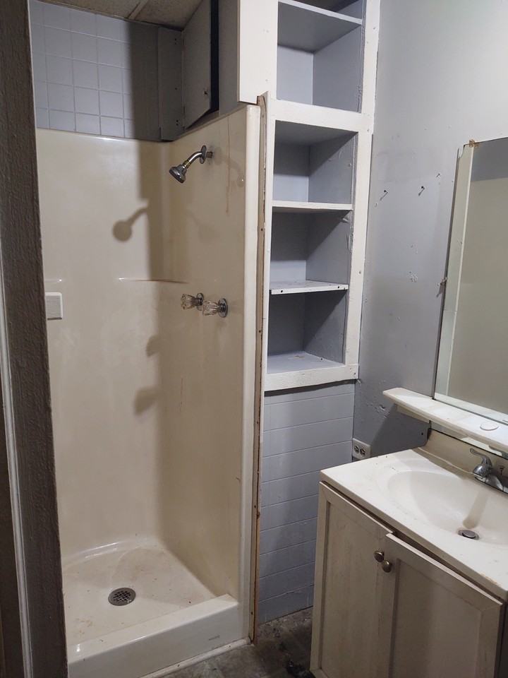 906 Putnam Ave - Photo 2 of 4