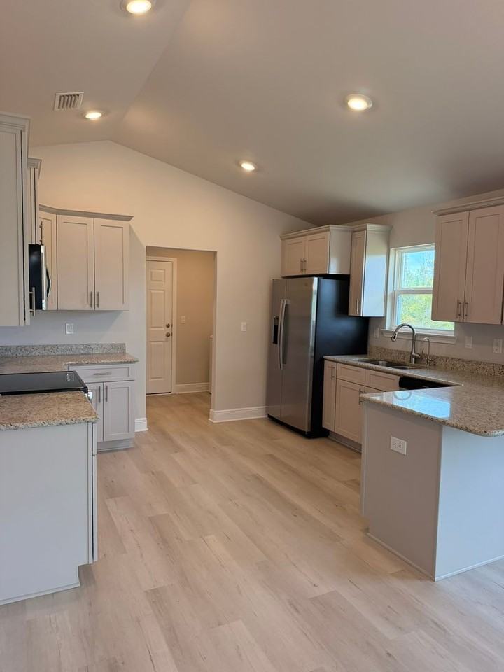 1007 Bayside St - Photo 4 of 25