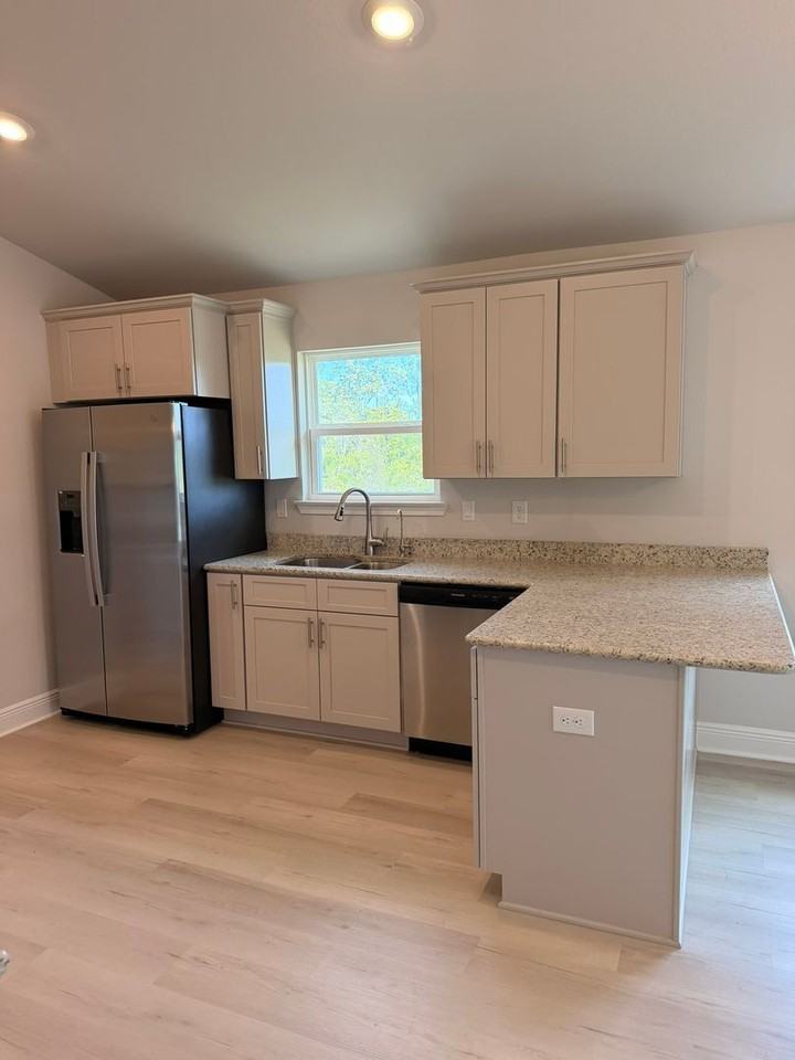 1007 Bayside St - Photo 5 of 25