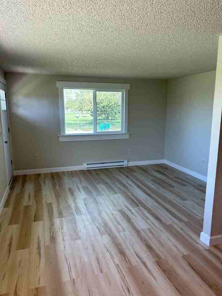 311 Phyllis Circle East - Photo 4 of 5