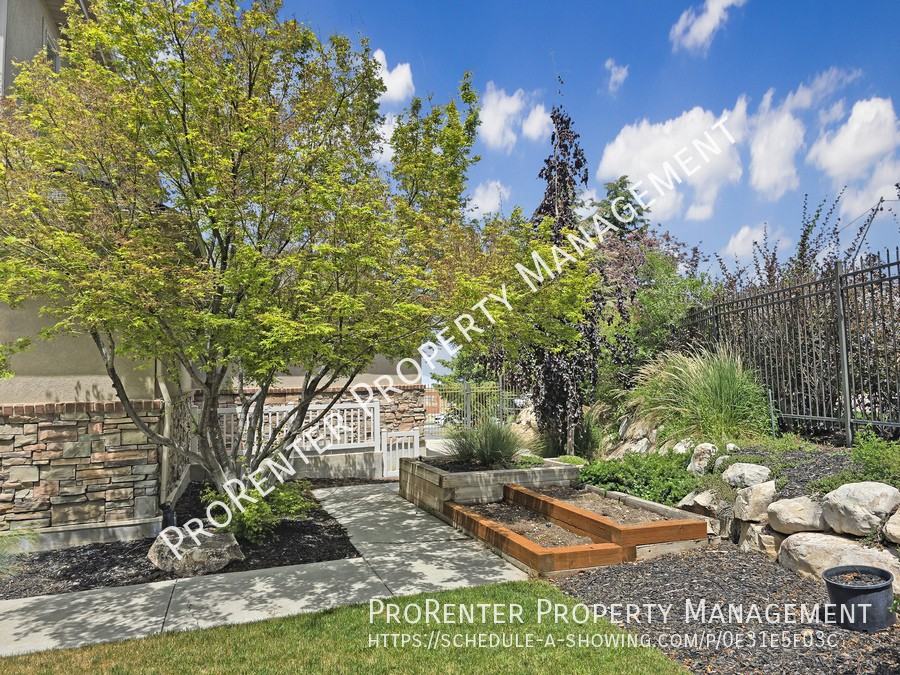 843 Eaglepointe Dr - Photo 4 of 47