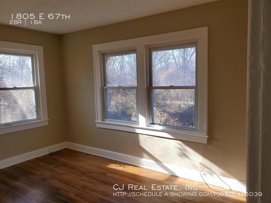 1805 E 67th Ter - Photo 4 of 7