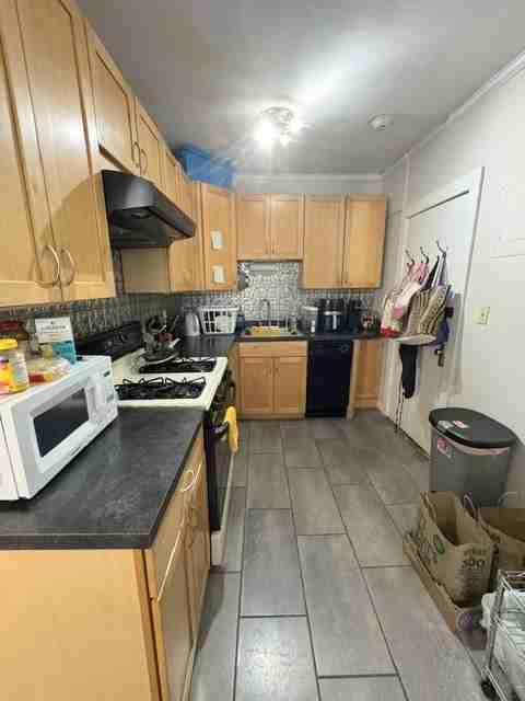 130 Sutherland Rd #7 - Photo 6 of 10