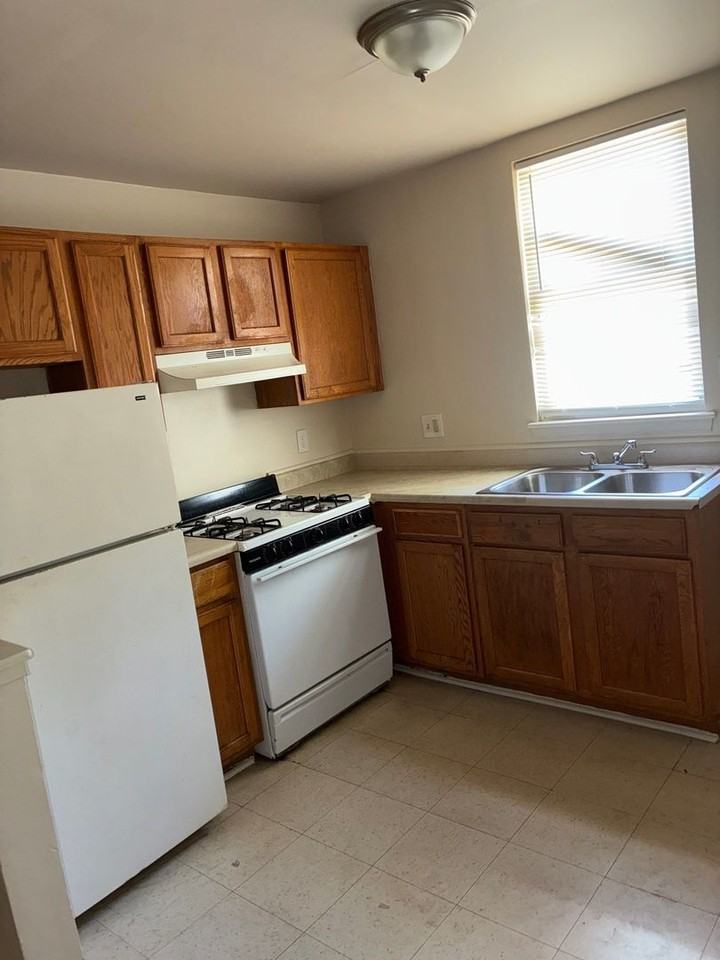 428 S Gilmor St - Photo 2 of 10