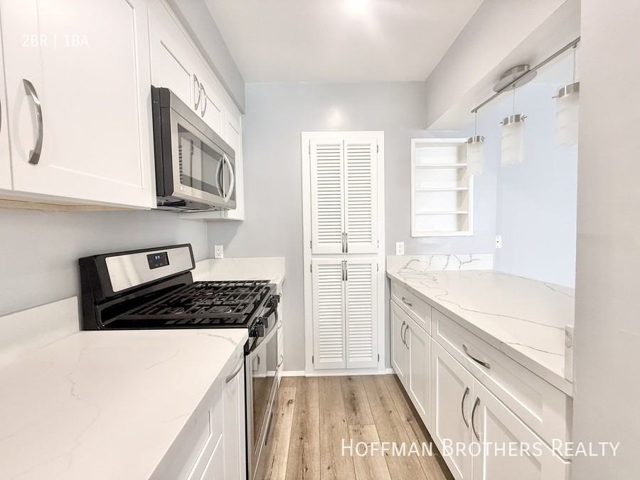 1220 N Harper Ave #10 - Photo 2 of 9