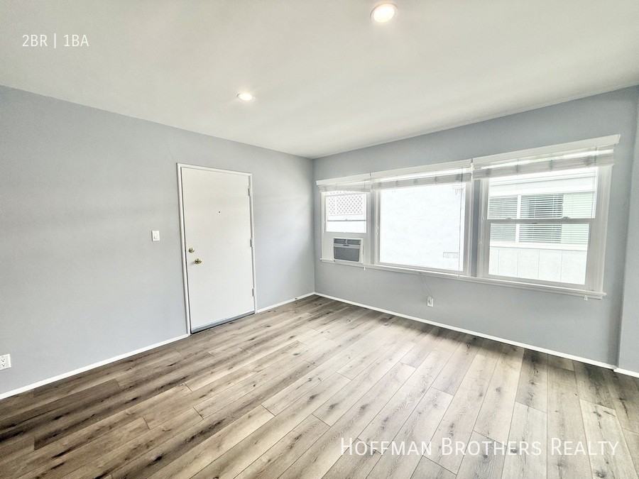 1220 N Harper Ave #10 - Photo 5 of 9