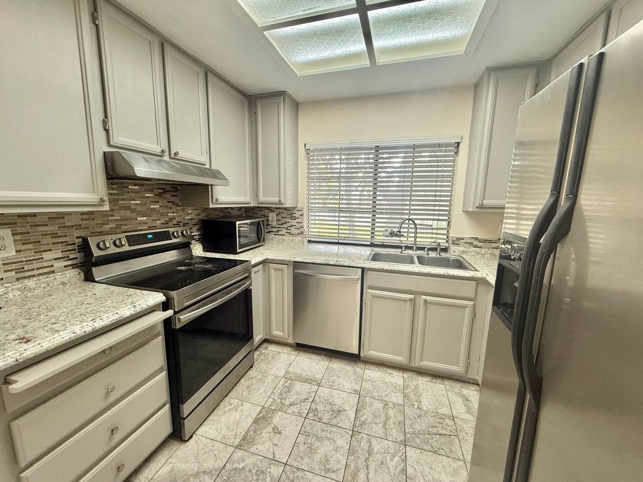 3129 Kenland Dr - Photo 5 of 15