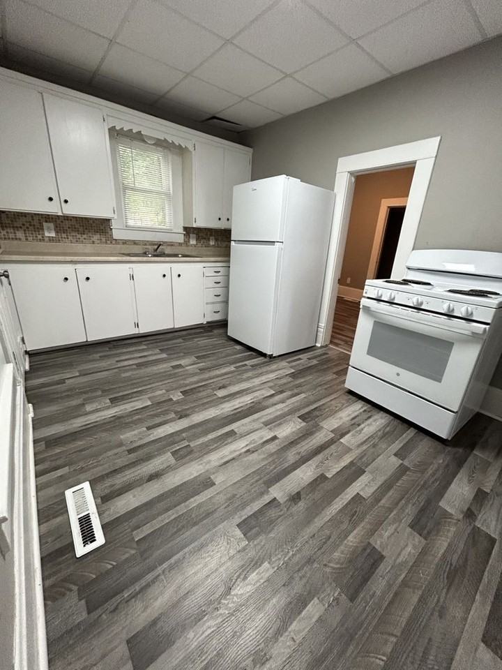 109 W 21st St - Photo 4 of 13