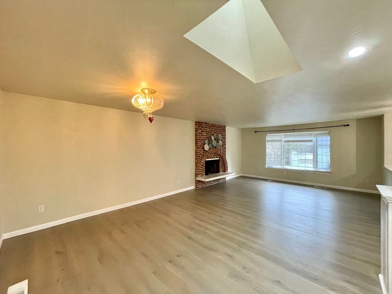 3023 Ne 192nd St - Photo 5 of 32