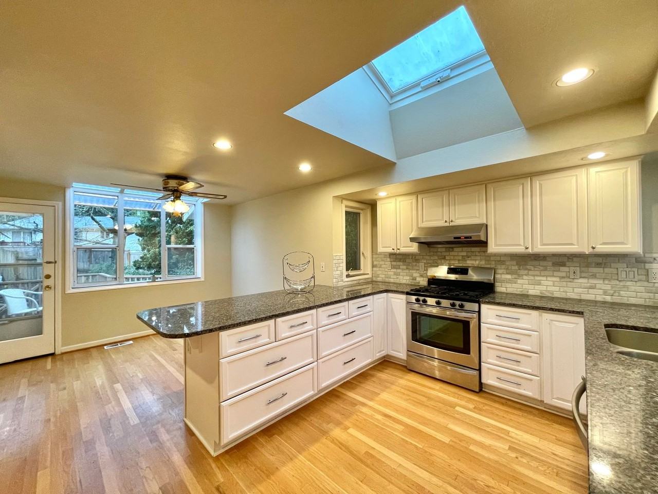 3023 Ne 192nd St - Photo 7 of 32