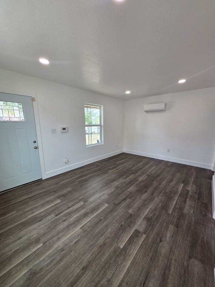 303 E Bland St - Photo 3 of 10