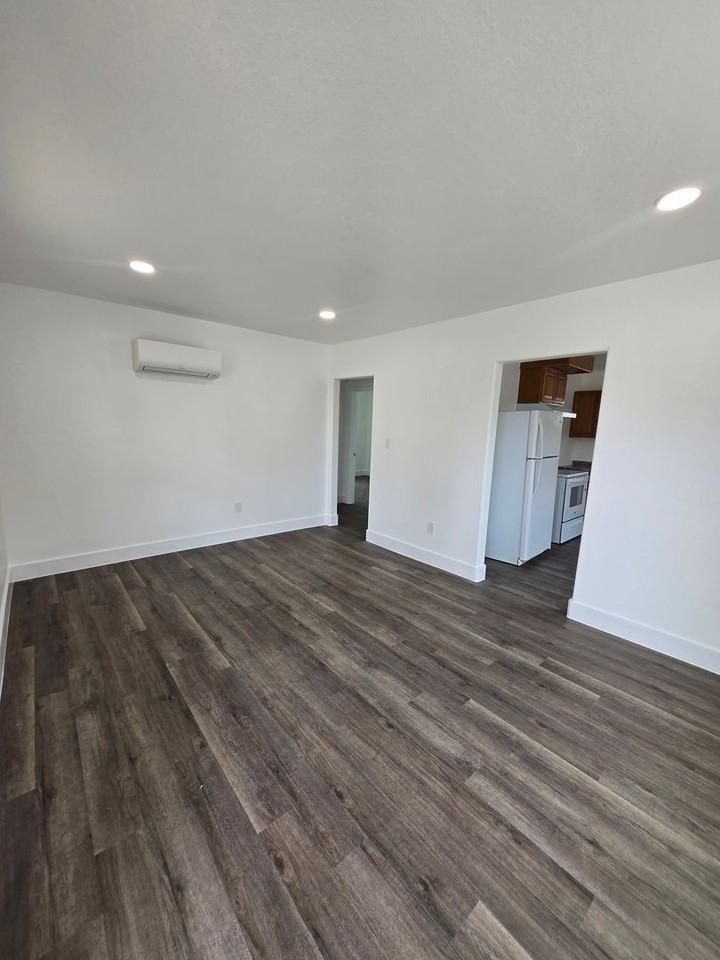 303 E Bland St - Photo 4 of 10