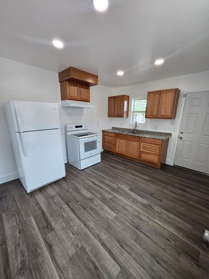303 E Bland St - Photo 5 of 10