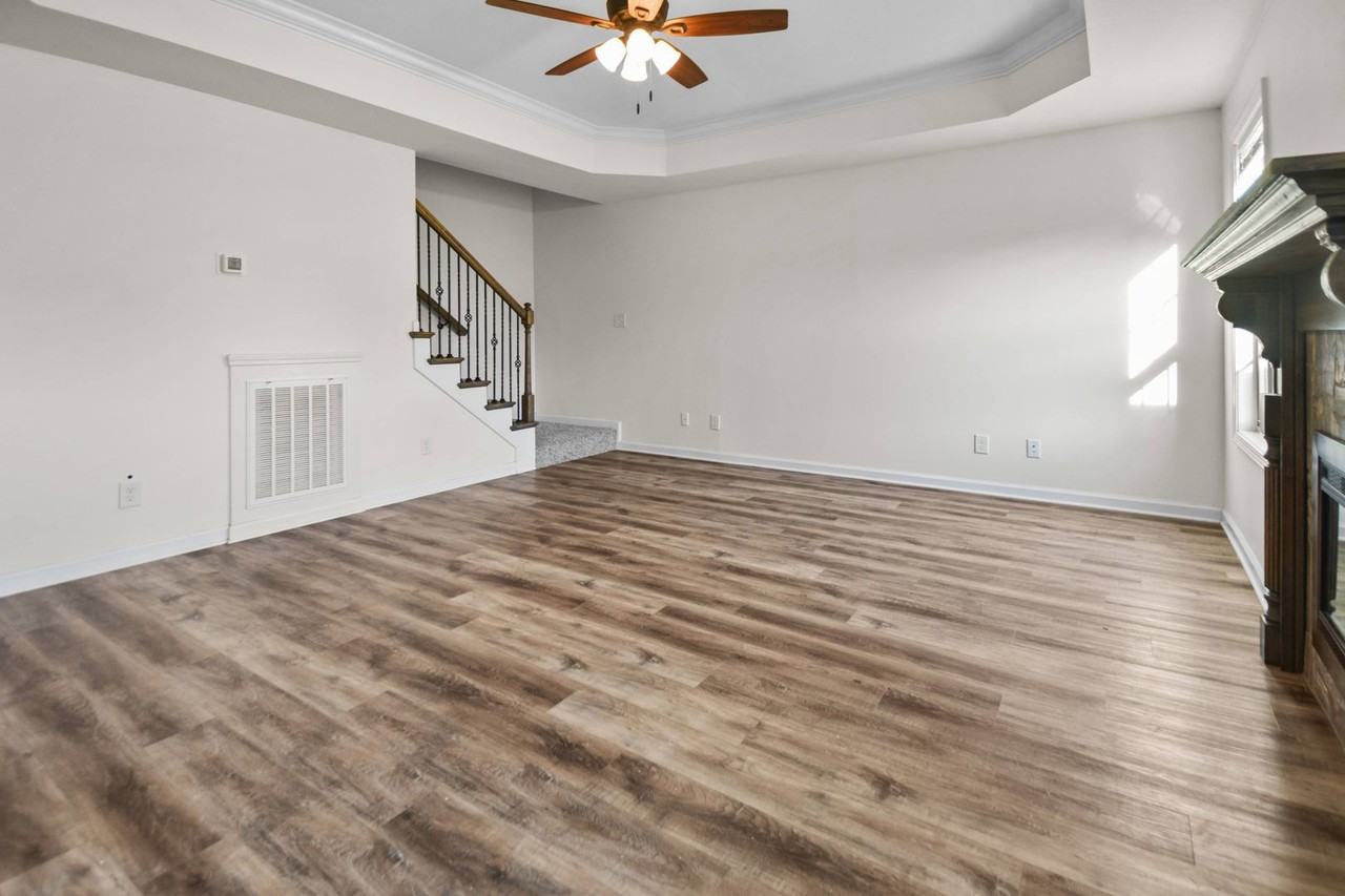 1032 Spicer Dr - Photo 5 of 20