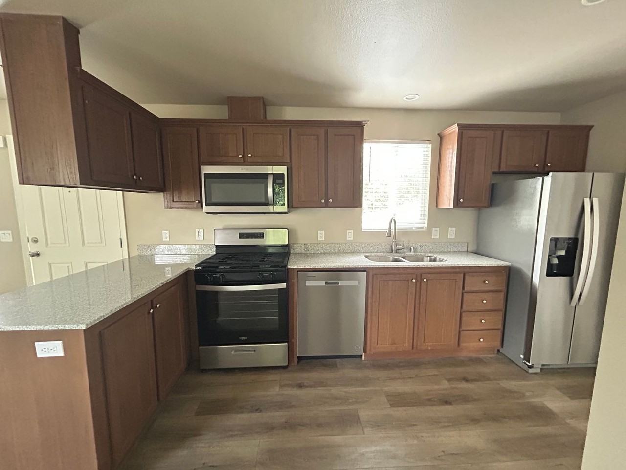515 E Walnut St - Photo 4 of 17