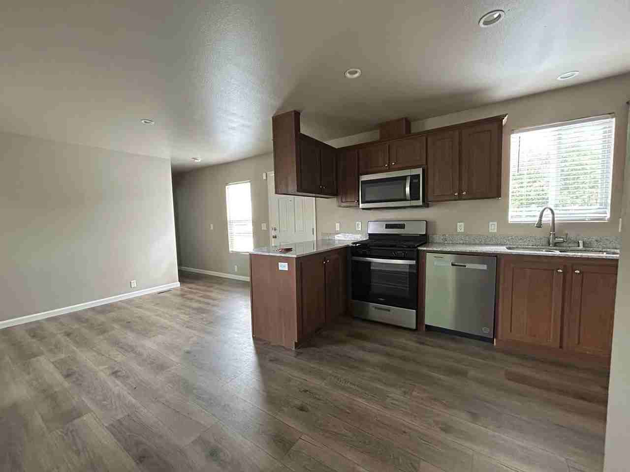 515 E Walnut St - Photo 5 of 17