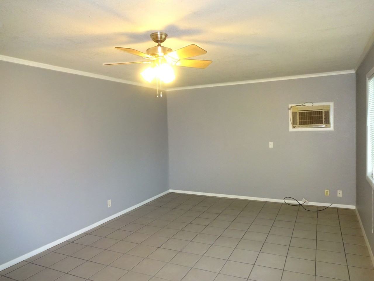 1732 G St - Photo 3 of 11