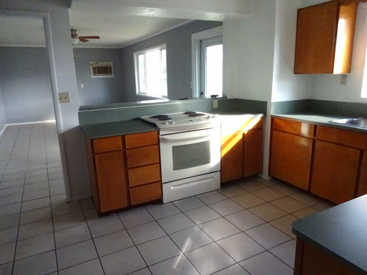 1732 G St - Photo 6 of 11