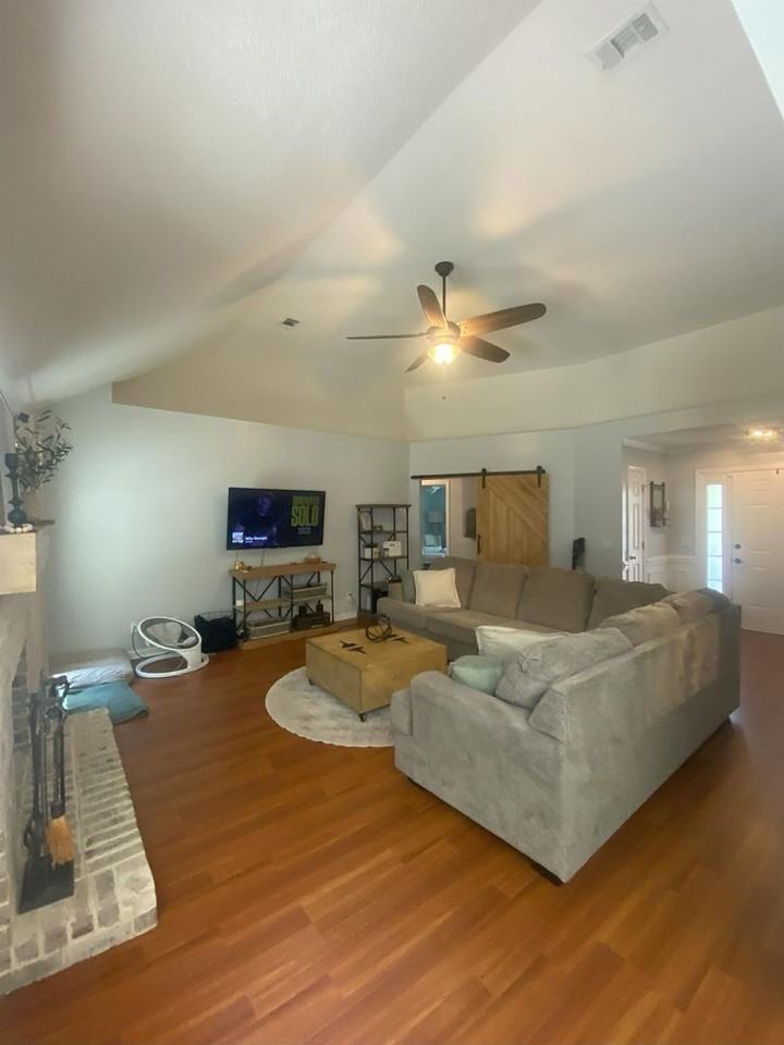 127 Chinese Fir Ct - Photo 3 of 22