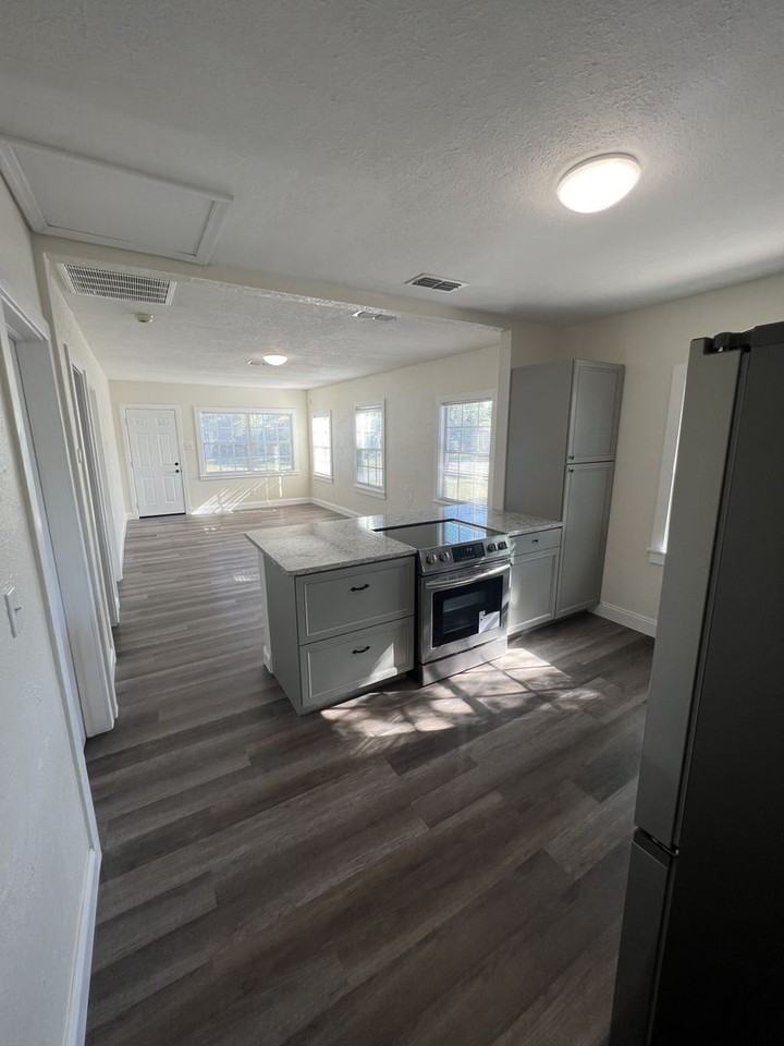 617 Lakehurst St - Photo 2 of 13